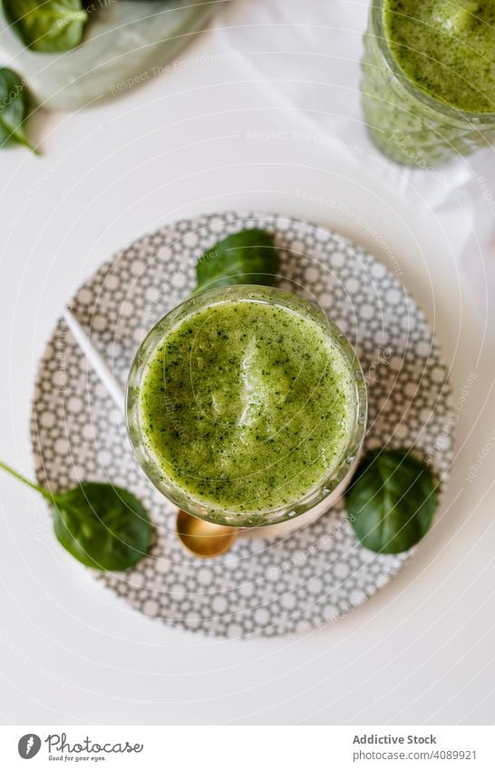 Gesunder grüner Smoothie Detox Entzug Saft trinken Spinat Gesundheit Lebensmittel Frucht Gemüse Avocado Supernahrung Apfel Vegetarier organisch Nahaufnahme Glas