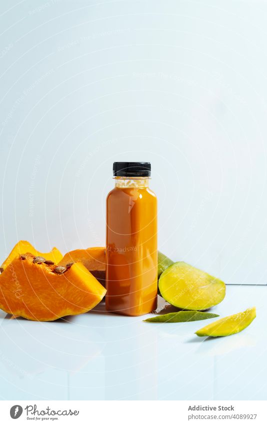 Mango und Kürbis Smoothie Lebensmittel trinken Frucht Flasche Veganer Saft Gesundheit Frühstück Hintergrund lecker Getränk Ernährung cool Tagebuch frei süß