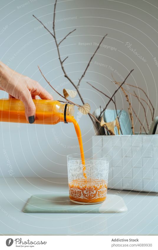 Mango und Kürbis Smoothie auf Flasche Lebensmittel trinken Frucht Veganer Saft Gießen Servieren Gesundheit Frühstück Hintergrund lecker Getränk Hand Ernährung