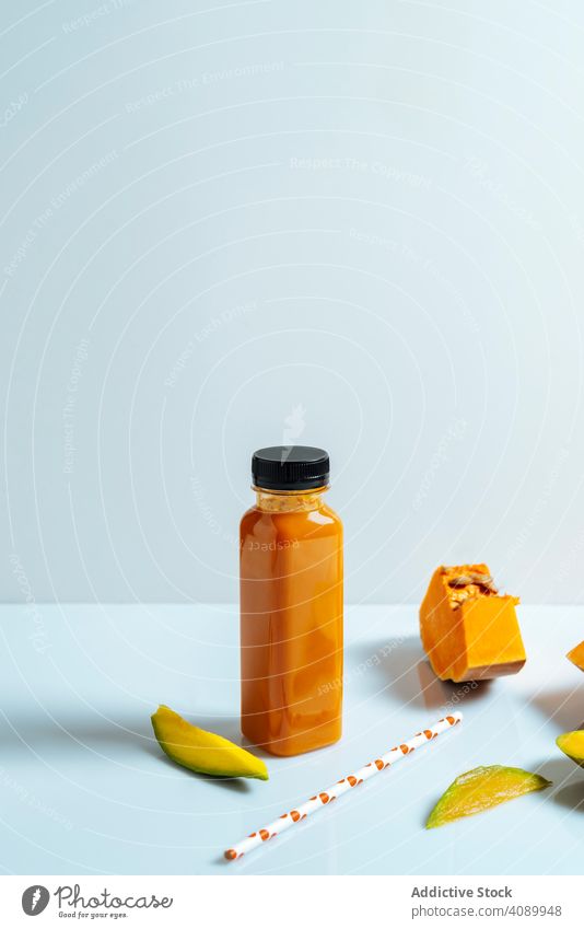 Mango und Kürbis Smoothie Lebensmittel trinken Frucht Flasche Veganer Saft Gesundheit Frühstück Hintergrund lecker Getränk Ernährung cool Tagebuch frei süß