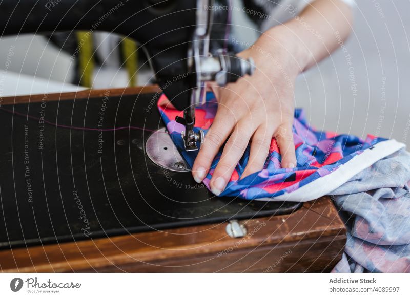 Teenager-Mädchen in einer Nähschule Frau Klasse Klassenraum Bekleidung Stickereien Gewebe Fabrik Job Maschine Muster Beruf Schule Näherin Nähen Schüler Atelier