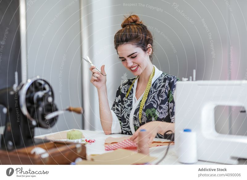 Teenager-Mädchen in einer Nähschule Frau Klasse Klassenraum Bekleidung Stickereien Gewebe Fabrik Job Maschine Muster Beruf Schule Näherin Nähen Schüler Atelier