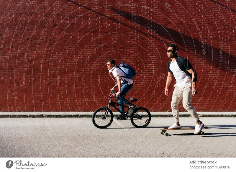 Junge afroamerikanische Männer fahren Fahrrad und Skateboard Reiten schwarz Sport Aktivität Lifestyle Freunde Hipster jung Afroamerikaner männlich ethnisch