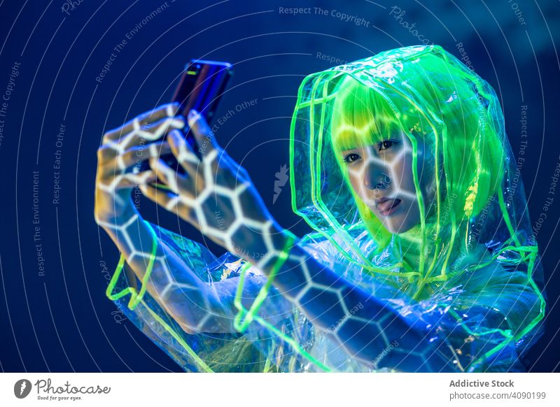 Asiatische junge Frau nimmt Selfie Smartphone asiatisch Mobile unter Konzept fluoreszierend Telefon hübsch attraktiv Menschen Person Technik & Technologie