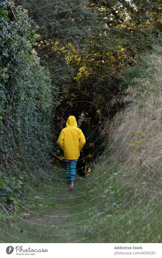 Junge barfuß Frau zu Fuß im Wald Natur Wälder allein Barfuß laufen Landschaft Katalonien Spanien ländlich Lifestyle jung einsam schön attraktiv hübsch charmant