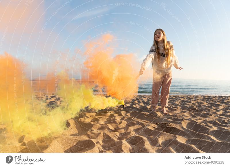 Teenager-Mädchen mit Rauchzeichen am Strand signalisieren farbig Lächeln MEER Sand Wellen Lifestyle Freizeit ruhen sich[Akk] entspannen lässig stylisch trendy