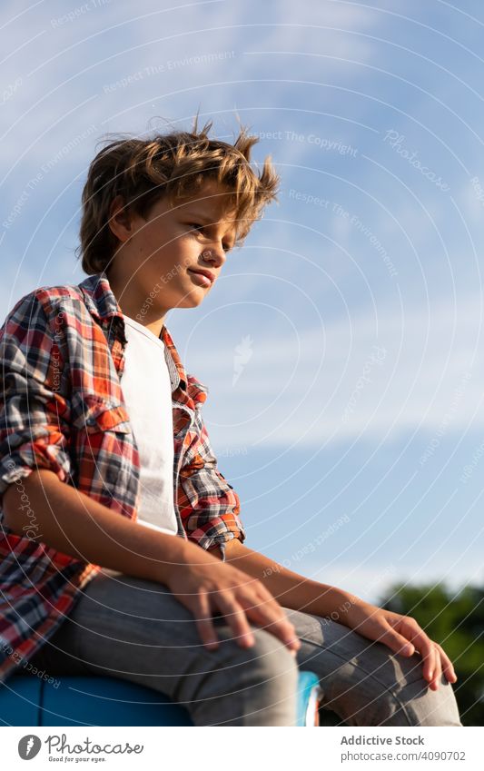 Junge sitzt auf Traktor auf Bauernhof Feld Ackerbau Himmel Wolken sonnig tagsüber Sitzen Teenager Kind lässig Lifestyle Freizeit sich[Akk] entspannen ruhen