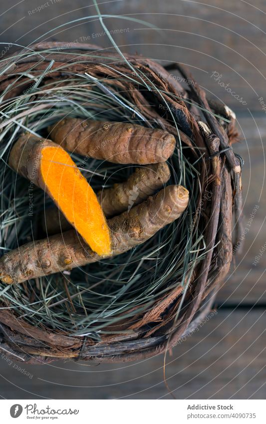 Gekochte Karotte im Nest tumerisch Gewürz roh Tisch Farbmittel Küche Veganer Lebensmittel weich süß lecker geschmackvoll Zweige Gras Vegetarier Gemüse rustikal