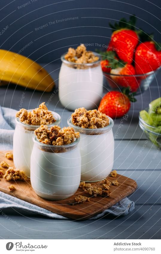 Glasflaschen mit Milch und Walnüssen melken Flaschen Nut trinken Lebensmittel frisch Gesundheit natürlich organisch Protein Diät Mahlzeit Ernährung essen