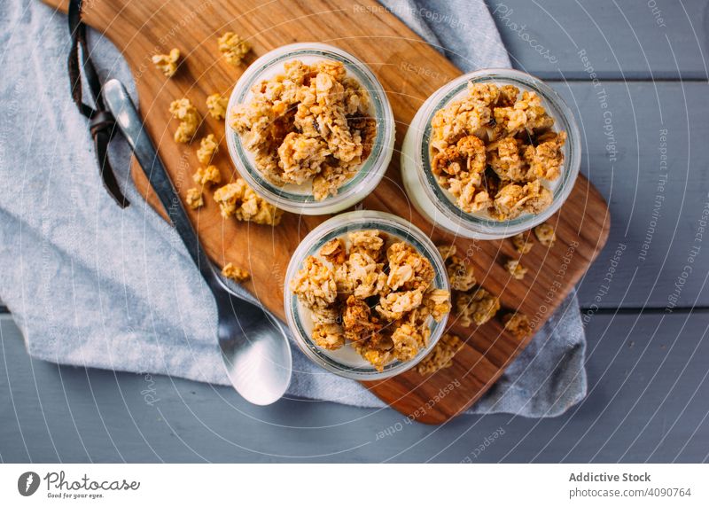 Flache Walnüsse Granola in Milch Zusammensetzung Lebensmittel Früchte Flaschen Layout Nut Scheiben frisch Gesundheit süß Ordnung geschmackvoll lecker organisch