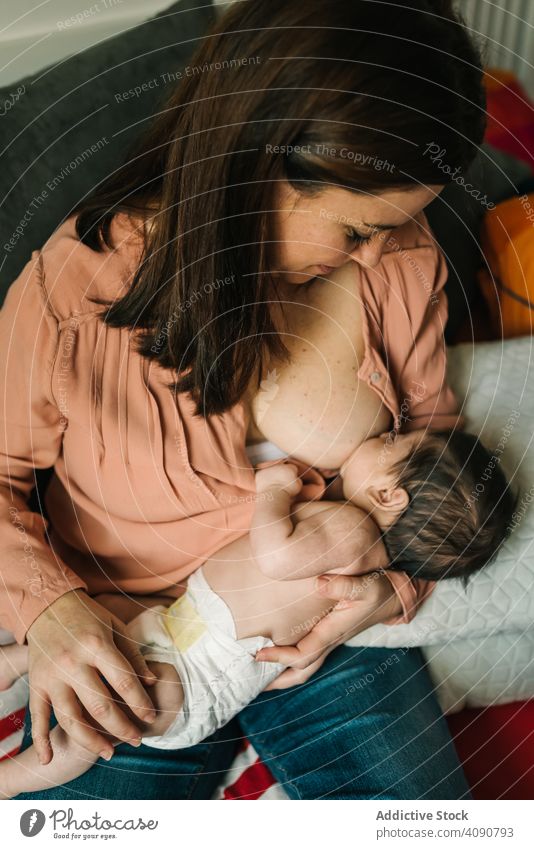 Mutter, die zu Hause stillt Stillen Baby neugeboren Liebe Pflege Eltern Säuglingsalter Fröhlichkeit unschuldig jung Frau Kind Mama lieblich bezaubernd niedlich