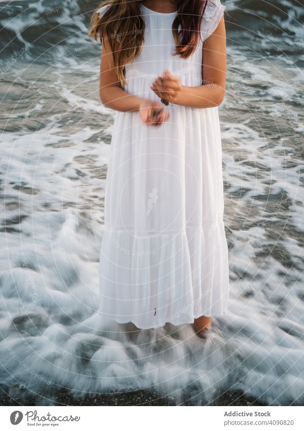 Ernte Mädchen stehen am Meer zwischen Wellen Porträt Seeküste winken charmant Wasser Strand bezaubernd Stehen Sommer schön Frau Kind Kindheit Vorschulkind