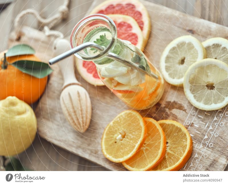 Zitronenlimonade auf Holzbrett Zitrusfrüchte orange Saft trinken Frucht frisch Glas Getränk liquide süß Frische organisch reif Diät Erfrischung Vitamin Cocktail