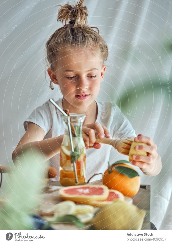 Junge presst Grapefruit für Saft Pressen Reibahle trinken Gesundheit Lebensmittel Menschen Limonade Lifestyle frisch Frucht Person organisch Ernährung