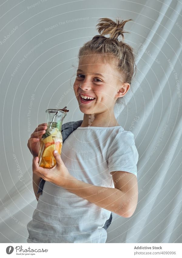 Junge hält Glasflasche mit Limonade Beteiligung Flasche trinken Kind Kindheit schön Menschen gutaussehend Lifestyle Gesundheit Glück attraktiv Erfrischung