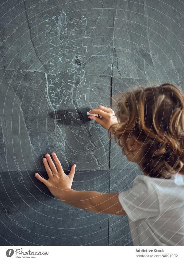 Junge schreibt Multiplikationstabelle an der Wand schreibend Tisch Bildung Kind lernen Schule studierend Wissen Person Menschen Lektion Mathematik primär wenig