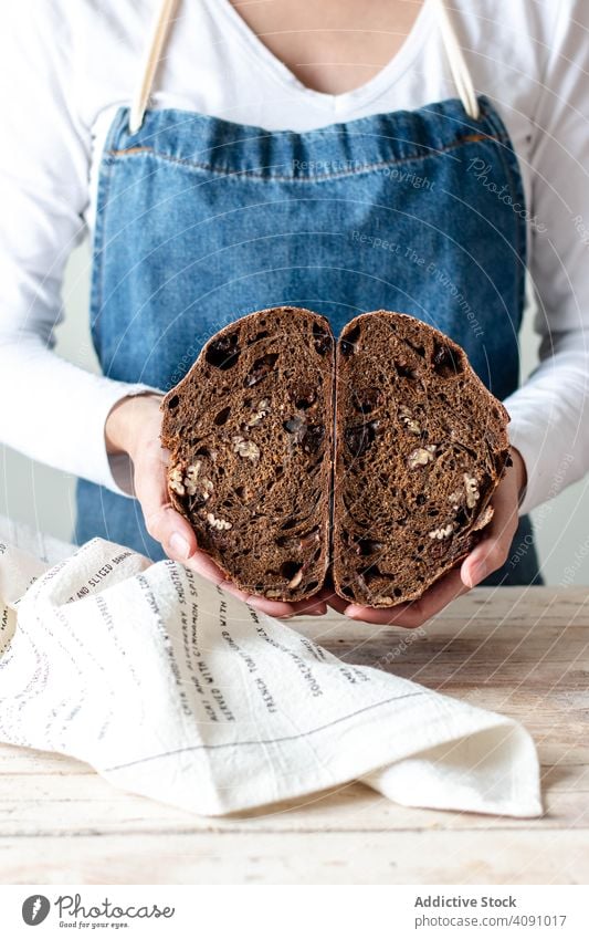 Hände der Frau halten Roggenbrot Brot Lebensmittel Küche Bäckerei selbstgemacht frisch Teigwaren Küchenchef Koch Bestandteil Tisch Mehl Weizen Vorbereitung