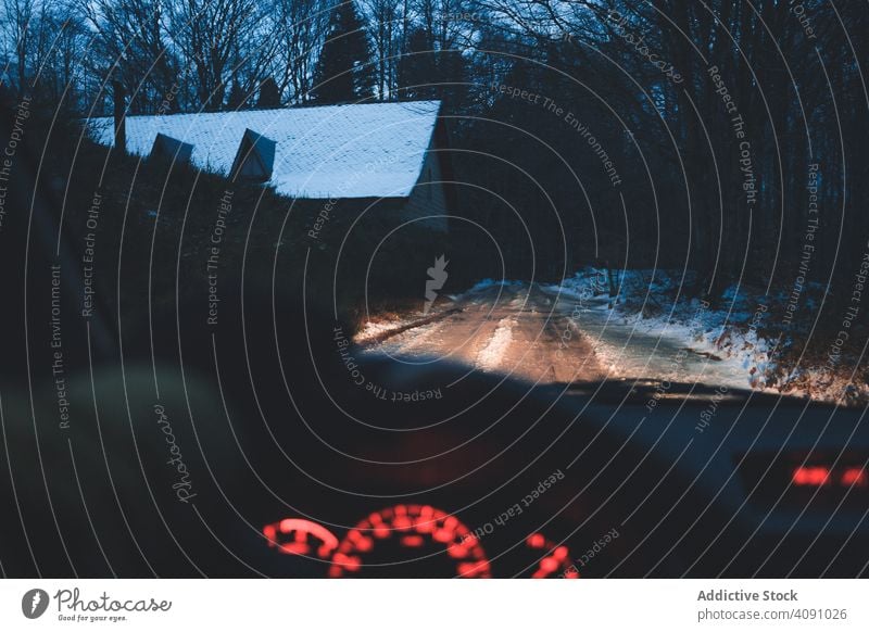 Crop Hand fahren Auto im Winter Dorf PKW Landschaft Straße Lenkrad Abend Schnee Fahrzeug Verkehr Ausflug Reise kalt cool modern Frost Wohnsiedlung Haus Cottage