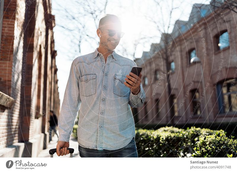 Business Casual Mann, der ein Smartphone benutzt. Person Lifestyle Menschen mittleres Alter gutaussehend Senior im Freien Kaukasier Großstadt Erwachsener