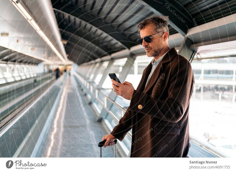 Kaukasischer Geschäftsmann am Flughafen Mann Person Lifestyle Menschen mittleres Alter gutaussehend Senior Kaukasier Großstadt Erwachsener männlich Porträt