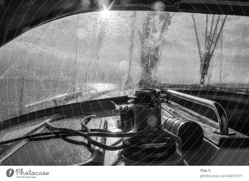 Sprayhood nach dem Regen . Sonne Segeln bnw sailing ship Segelschiff raindrops Meer Himmel Wasserfahrzeug Segelboot Sommer Wassersport Wolken Jacht