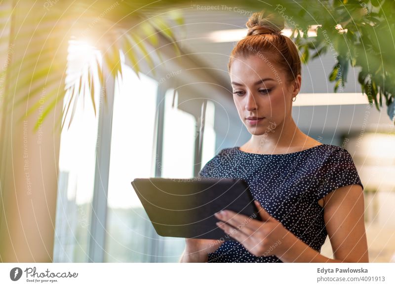 Junge Geschäftsfrau mit digitalem Tablet in ihrem Büro Frau Mädchen Menschen Unternehmer Business gelungen Erfolg professionell jung Erwachsener Lifestyle