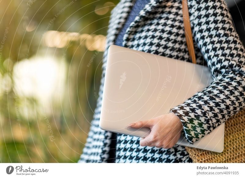 Aufnahme einer jungen Geschäftsfrau mit Laptop in ihrem Büro Frau Mädchen Menschen Unternehmer Business gelungen Erfolg professionell Erwachsener Lifestyle