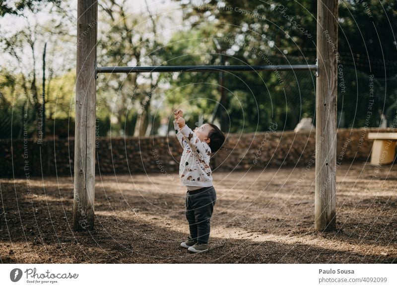 Kind spielt im Park Kindheit 1-3 Jahre Kaukasier Frühling Farbe Spielen Spielplatz Wachstum klein Lifestyle Freizeit & Hobby Glück Fröhlichkeit Farbfoto