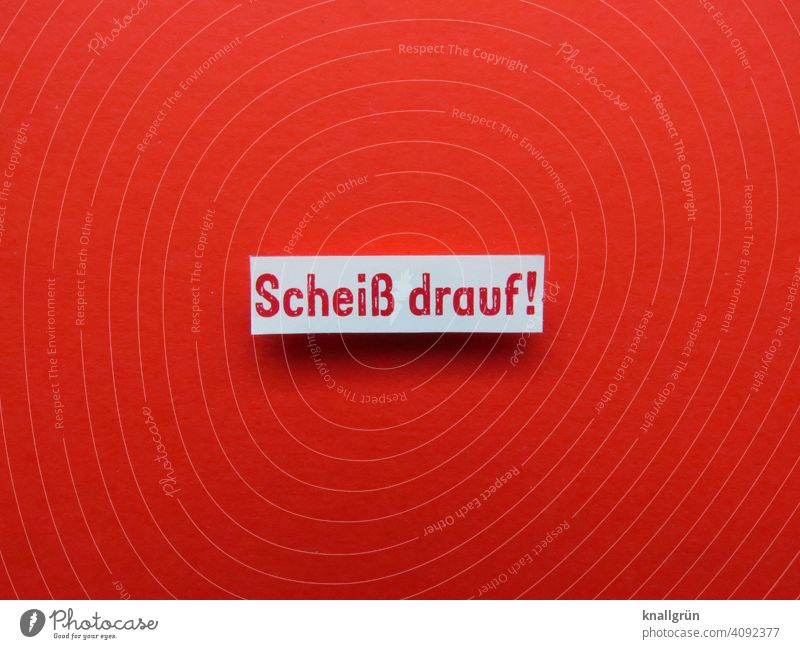 Scheiß drauf! Wut scheiss drauf Ärger Gefühle egal Gleichgültigkeit Kommunizieren Menschenleer Schriftzeichen Hintergrund neutral Freisteller Stimmung