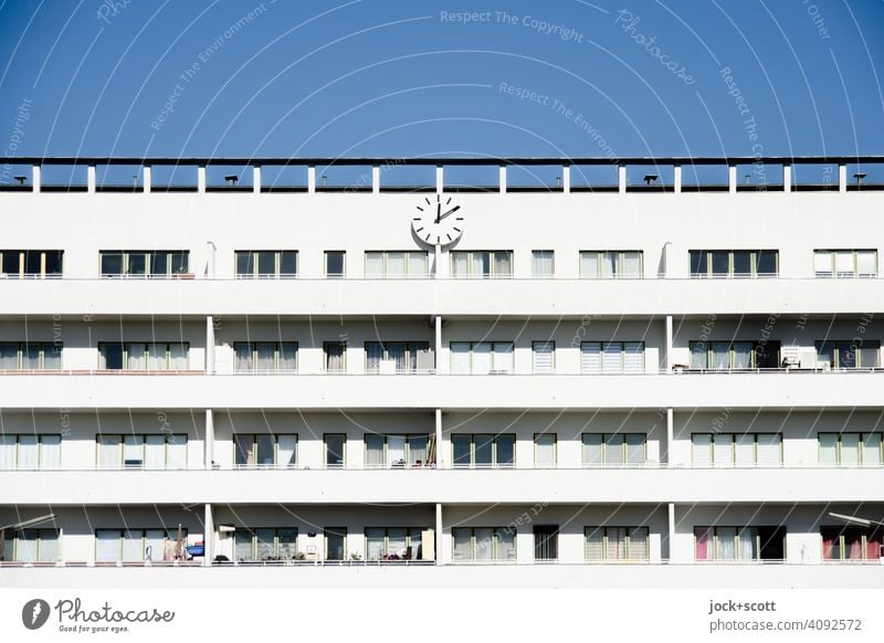 10 nach 12 zeigt die Uhr an der Fassade Moderne Architektur Berlin Reinickendorf Symmetrie Balkon Wohnhaus Strukturen & Formen Wolkenloser Himmel Sonnenlicht