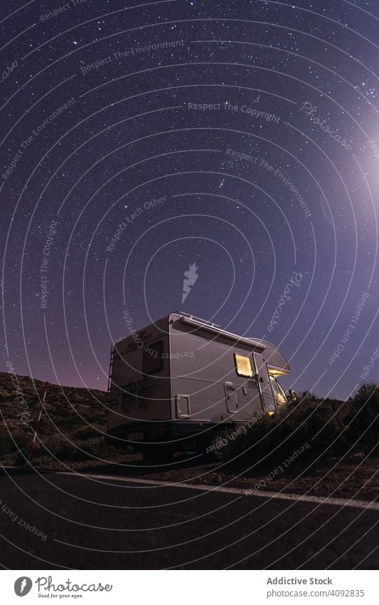 Karawane am Straßenrand unter nächtlichem Sternenhimmel Wohnwagen reisen Nacht sternenklar Himmel wüst Wohnmobil Autoreise Teneriffa Spanien Licht parken