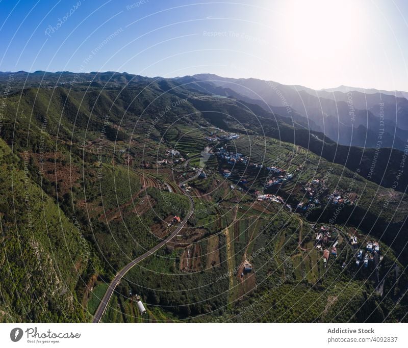 Kurvenreiche Straße durch Wüstenlandschaft biegend wüst Landschaft Drohnenansicht leer Antenne geschlängelt grün Teneriffa Spanien sonnig Licht reisen Ausflug