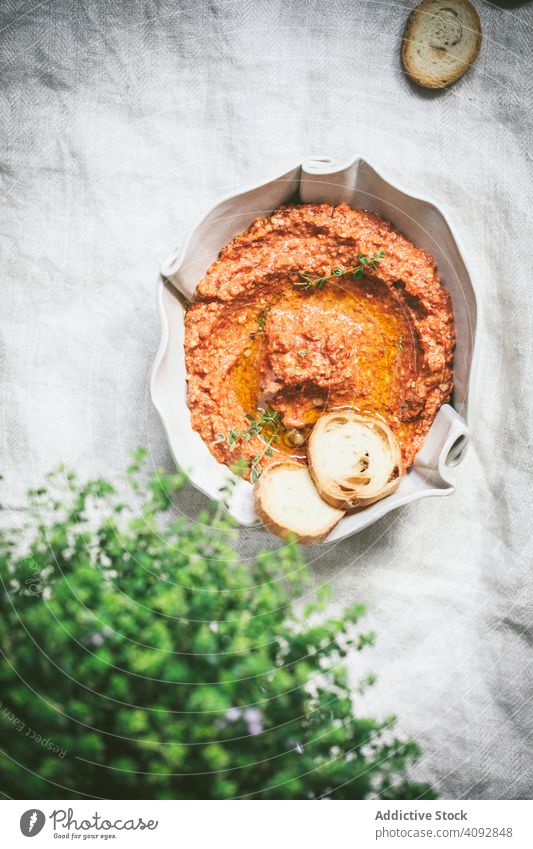 Syrische Muhammaracreme in einer Schale serviert Dip Amuse-Gueule Paprikaschoten Muttern Sirianische Creme muhammara Schalen & Schüsseln Sahne Essen zubereiten