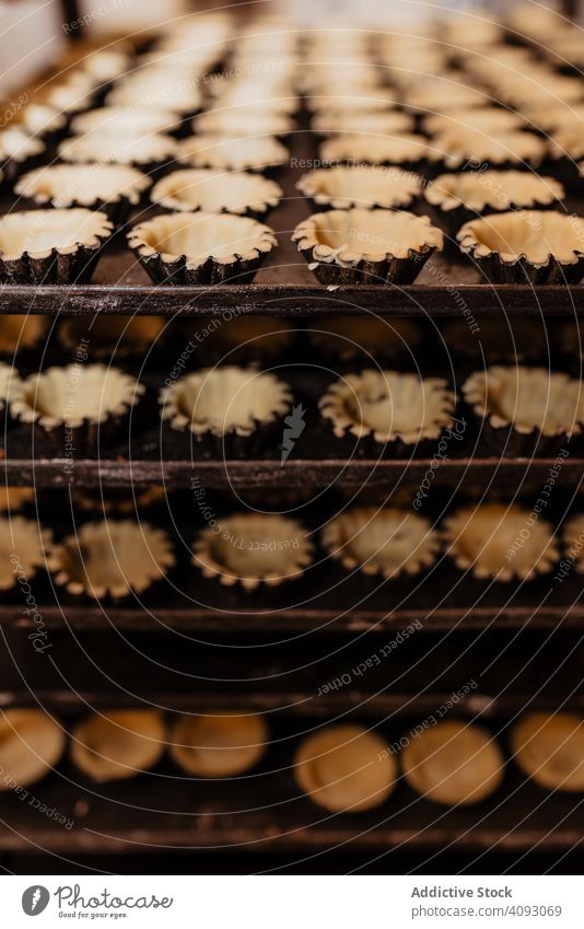 Leere Gebäckkästen auf Tabletts Bäckerei Fall roh klein leer Kulisse Lebensmittel frisch Dessert Leckerbissen geschmackvoll lecker Kalorie gebacken