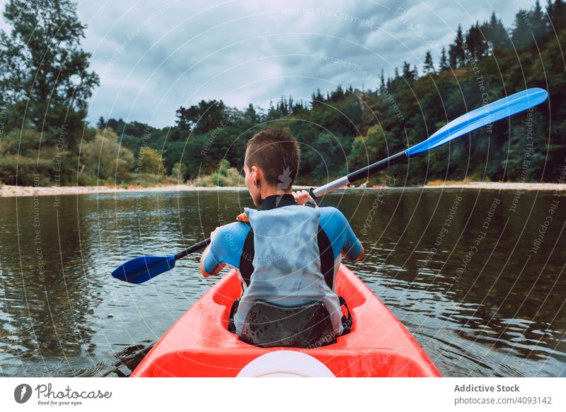 Weibliche Kajakfahrerinnen mit Paddel in erhobenen Händen Frau Sport Sella Fluss Spanien Wasser Kanu Aktivität Tourismus Abenteuer Lifestyle reisen freudig