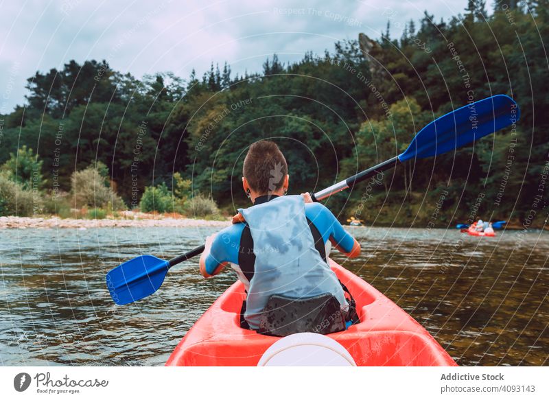 Weibliche Kajakfahrerinnen mit Paddel in erhobenen Händen Frau Sport Sella Fluss Spanien Wasser Kanu Aktivität Tourismus Abenteuer Lifestyle reisen freudig