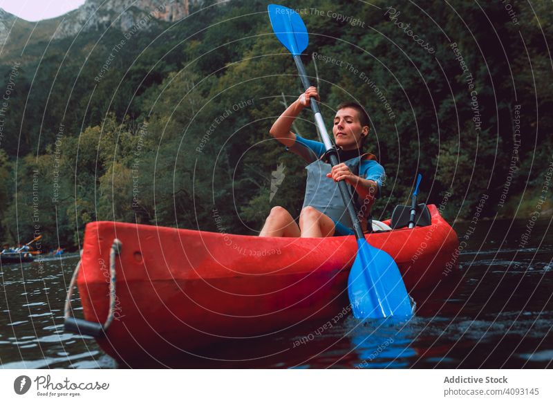 Junge weibliche Kajakfahrerinnen auf dem Hintergrund der Natur Frau Paddel Sport Sella Fluss Spanien Abenteuer Aktivität Wasser Tourismus Kanu Lifestyle reisen