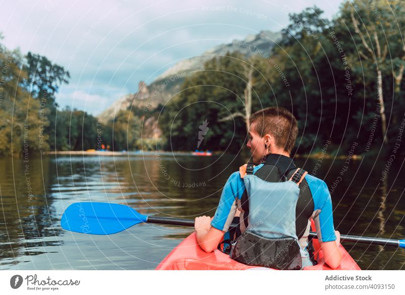 Weibliche Kajakfahrerinnen mit Paddel in erhobenen Händen Frau Sport Sella Fluss Spanien Wasser Kanu Aktivität Tourismus Abenteuer Lifestyle reisen freudig