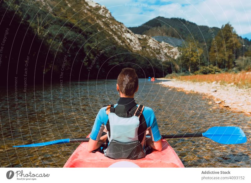 Weibliche Kajakfahrerinnen mit Paddel in erhobenen Händen Frau Gewinner Konkurrenz Sport Sella Fluss Spanien Wasser erhobene Hände Kanu Aktivität Tourismus