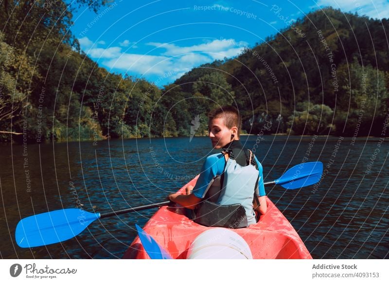 Weibliche Kajakfahrerinnen mit Paddel in erhobenen Händen Frau Sport Sella Fluss Spanien Wasser Kanu Aktivität Tourismus Abenteuer Lifestyle reisen freudig