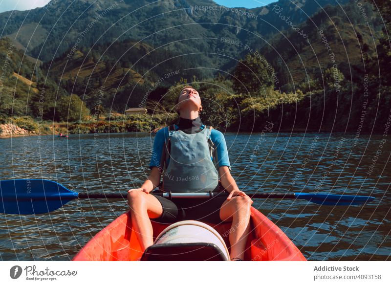 Junge weibliche Kajakfahrerinnen auf dem Hintergrund der Natur Frau Paddel Sport Sella Fluss Spanien Abenteuer Aktivität Wasser Tourismus Kanu Lifestyle reisen