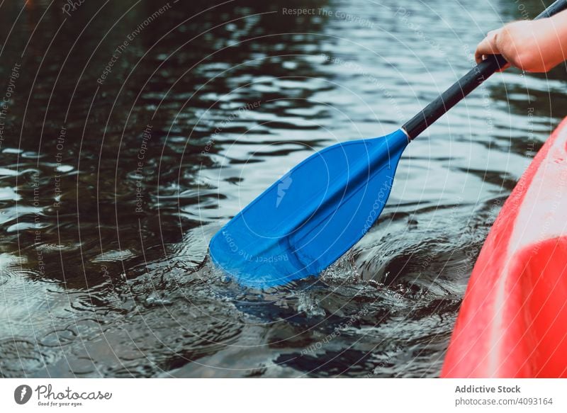 Gesichtsloser Sportler beim Kajakfahren auf dem See Person Paddel Sella Fluss Spanien Wasser Aktivität Konkurrenz Kanu Abenteuer Boot Lifestyle Tourismus reisen