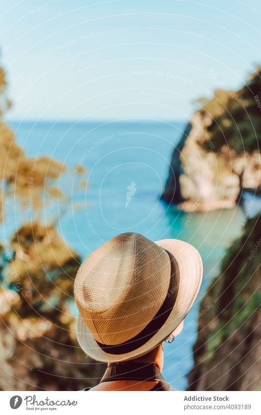 Touristin beim Betrachten einer malerischen Landschaft Frau reisen MEER Felsen ribadedeva Asturien Spanien Ausflug Urlaub Ausflugsziel lässig Hut stehen