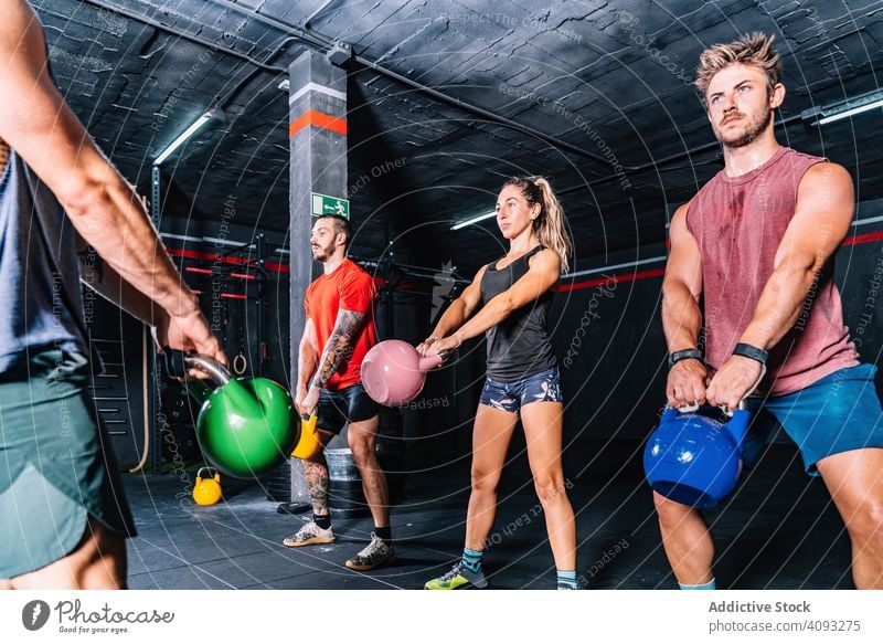 Konzentriertes Training von Muskelmännern im Sportverein Fitnessstudio Gewicht muskulös sportlich stark Gefährte Kerl konzentriert Übung passen Gesundheit aktiv