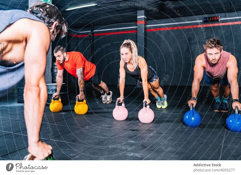 Konzentriertes Training von Muskelmännern im Sportverein Fitnessstudio Gewicht muskulös sportlich stark Gefährte Kerl konzentriert Übung passen Gesundheit aktiv