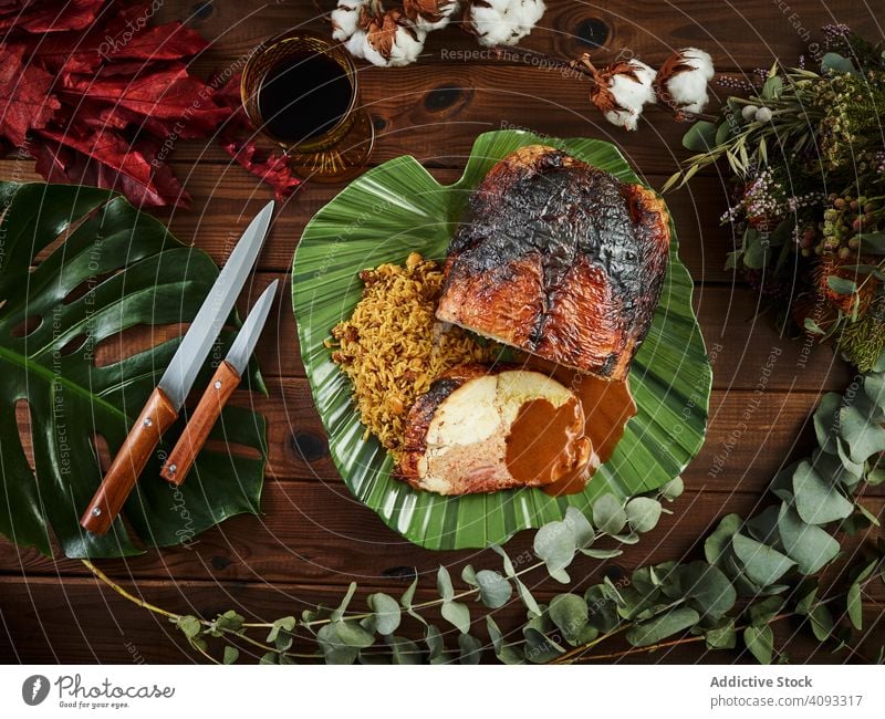 Gebratenes Huhn mit Schinken und Nüssen Hähnchen gefüllt Speise Nut Wein Glas Teller Zweig Tisch Abendessen Mittagessen Fleisch Lebensmittel frisch