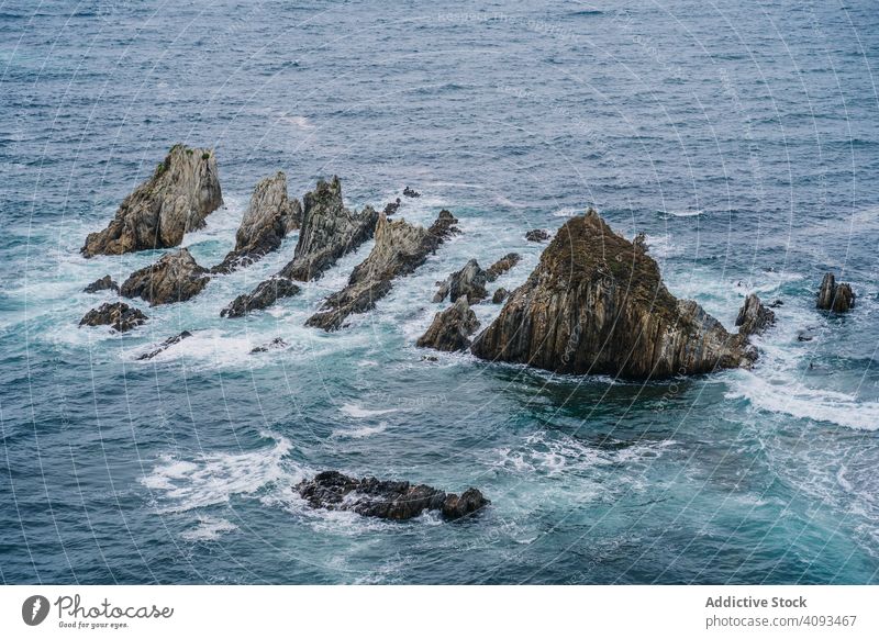 Felsgipfel umgeben von schäumendem Wasser an einem windigen Tag Gipfel Meer malerisch Cloud Natur Landschaft nautisch dramatisch felsig MEER Küste reisen