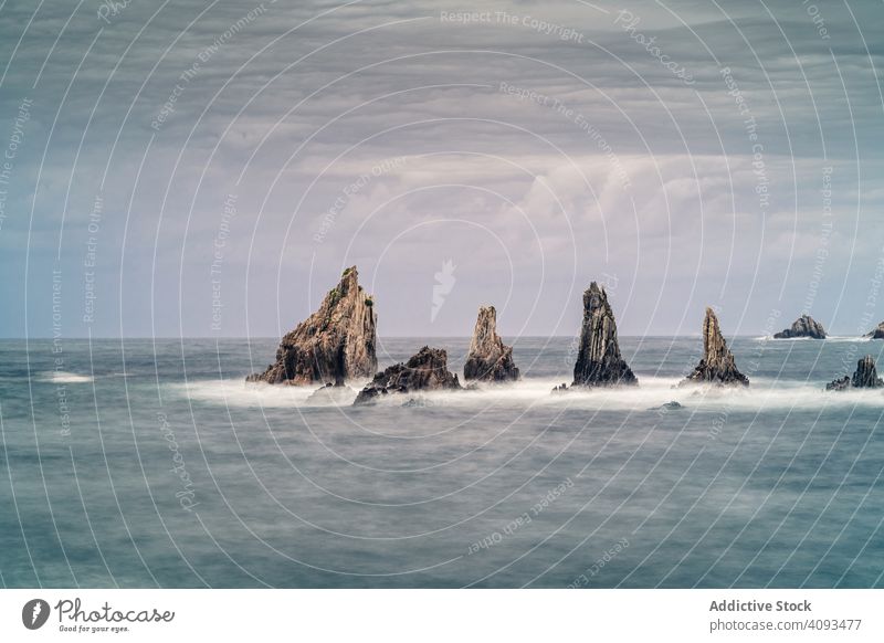 Bei bewölktem Himmel ragen Felsgipfel aus dem Wasser Gipfel Meeresufer Küstenlinie Ufer Bucht malerisch Cloud Natur Landschaft nautisch dramatisch felsig MEER