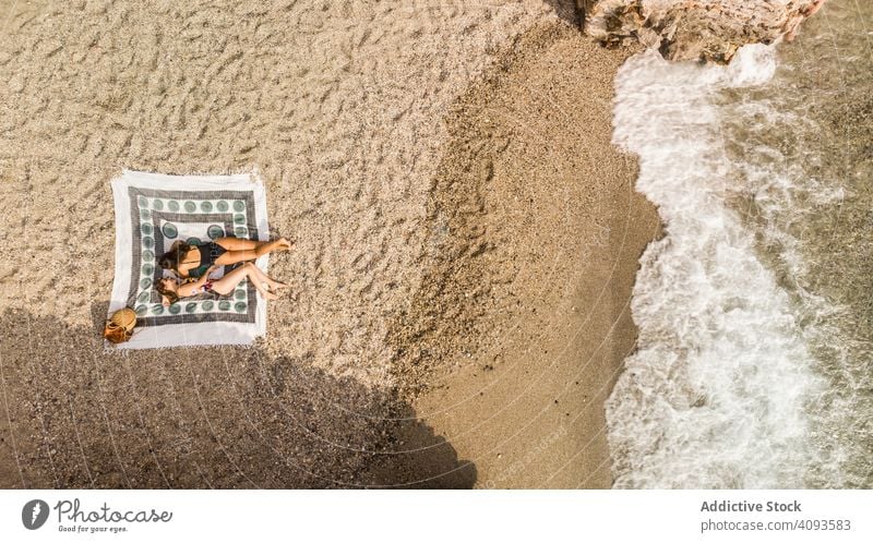 Freundinnen liegen am Strand und entspannen sich Frauen sich[Akk] entspannen Zusammensein Urlaub Resort bester Freund Feiertage Tourismus Freundschaft Glück