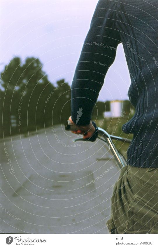 Bis ans Ende der Welt Fahrrad Verkehr BMX Straße Perspektive Anschnitt Natur Bremshebel